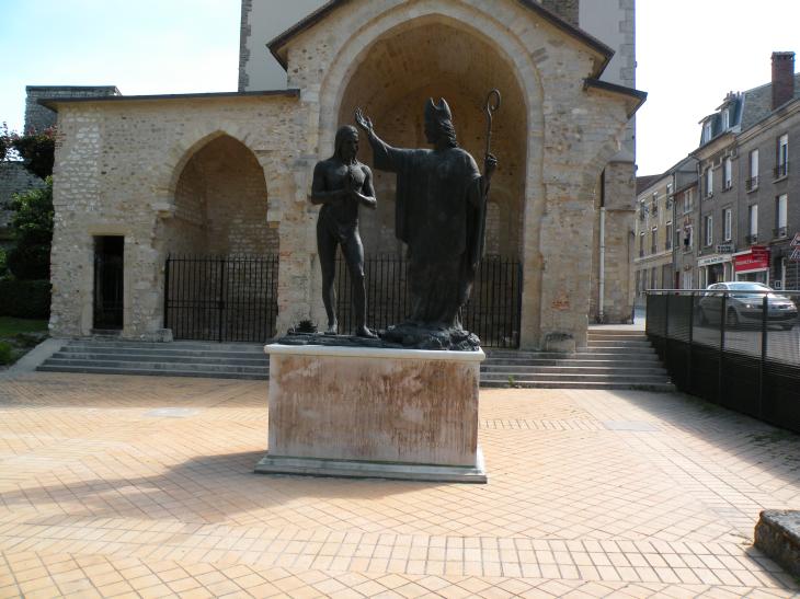  statue érigée en 1996: Clovis baptisé à Reims par Saint-Remi